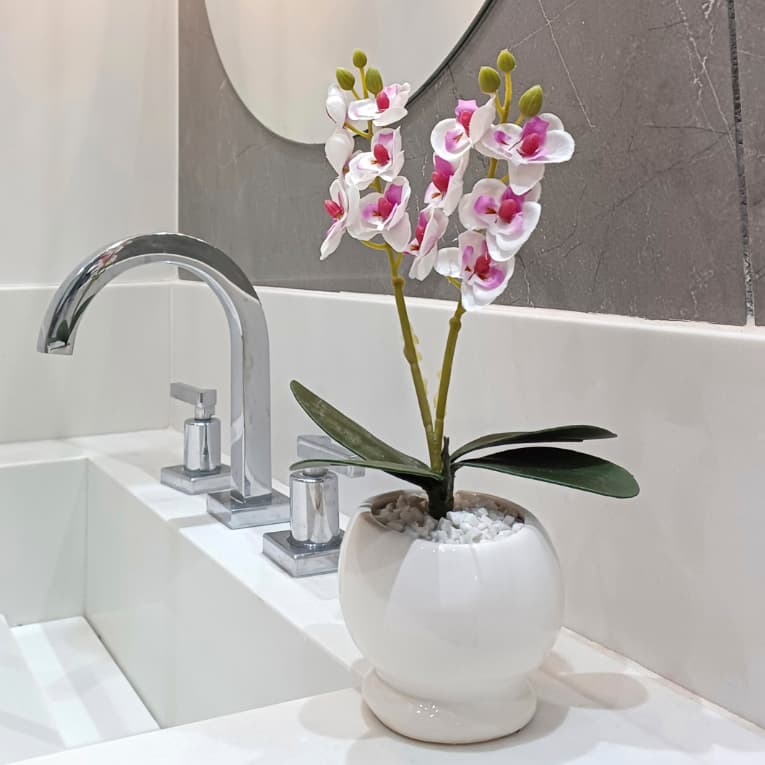 Arranjo de flores artificiais em vaso pequeno