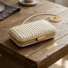 Clutch de palha com alça de pérola